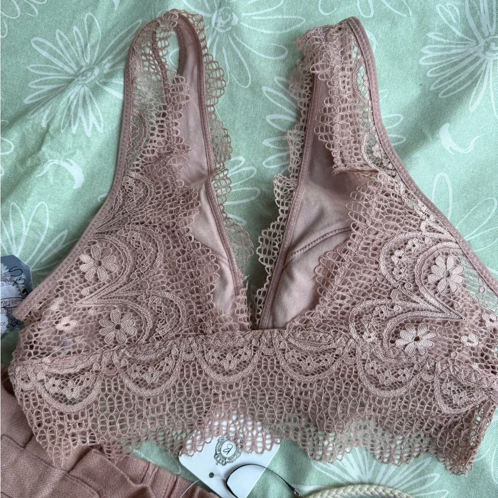 NWT black bralette lace - Fits small BRA Plunging V-no underwires SX/S S/M‎ m/L